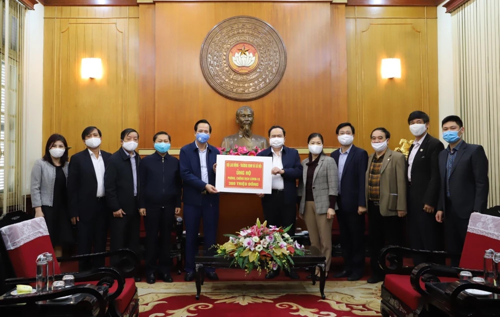 Chủ tịch Ủy ban Trung ương Mặt trận Tổ quốc Việt Nam Trần Thanh Mẫn tiếp nhận ủng hộ của Bộ Lao động Thương binh và Xã hội. (Ảnh:Dương Giang/TTXVN)