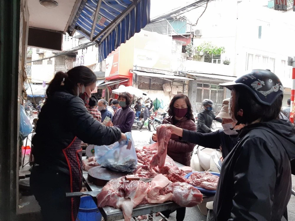 Quầy bán thịt lợn tại chợ Hoàng Mai, Hà Nội. (Ảnh: Phương Anh/TTXVN)