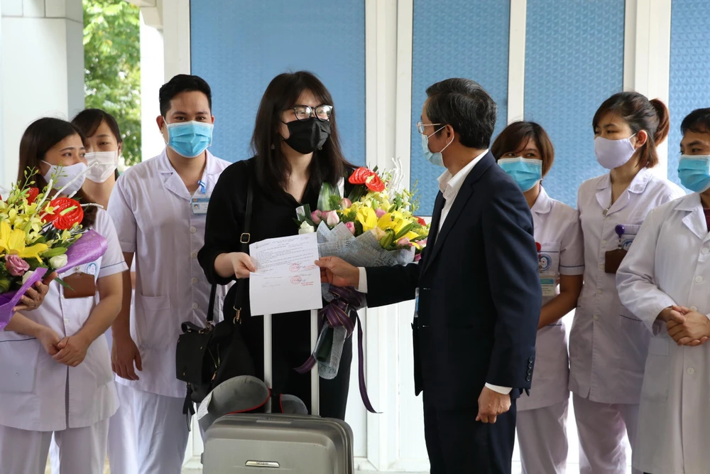 Giám đốc Bệnh viên Đa khoa tỉnh Ninh Bình trao Giấy chứng nhận đã được chữa khỏi bệnh cho bệnh nhân. (Ảnh: Đức Phương/TTXVN)