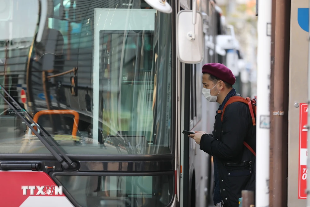 Người dân đeo khẩu trang phòng lây nhiễm COVID-19 khi đi xe buýt tại Tokyo, Nhật Bản ngày 8/4/2020. (Nguồn: THX/TTXVN)