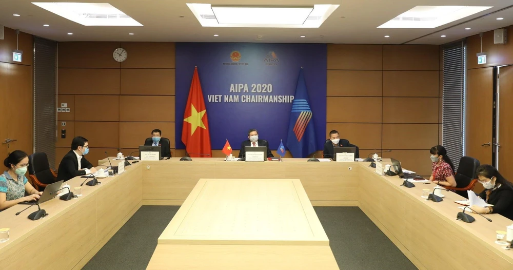 Chủ nhiệm Ủy ban Đối ngoại của Quốc hội Nguyễn Văn Giàu chủ trì điểm cầu Hà Nội. (Ảnh: Văn Điệp/TTXVN) 