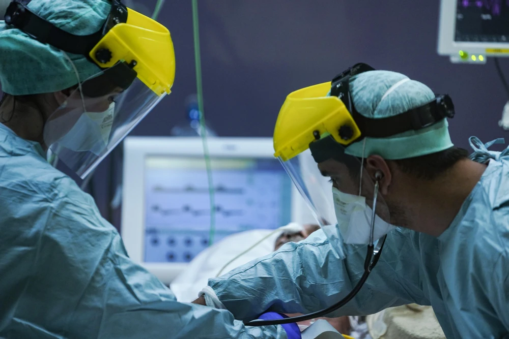 Nhân viên y tế chăm sóc bệnh nhân nhiễm COVID-19 tại bệnh viện ở Brussels, Bỉ, ngày 25/3/2020. (Nguồn: AFP/TTXVN)