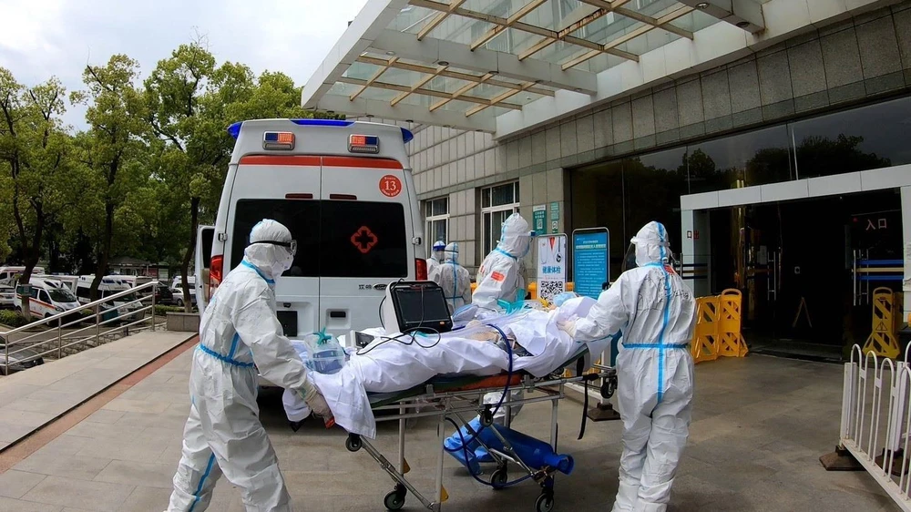 Nhân viên y tế chuyển bệnh nhân mắc COVID-19 tới bệnh viện ở Vũ Hán, Trung Quốc ngày 14/4/2020. (Nguồn: THX/TTXVN)