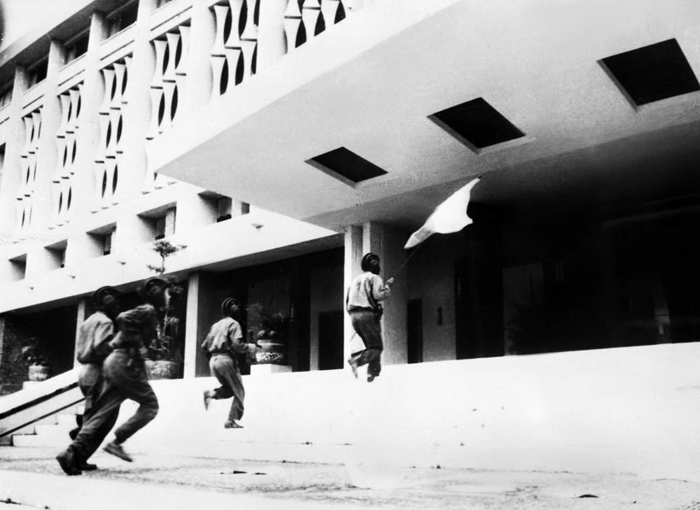 Các chiến sỹ Quân đoàn 2 - Binh đoàn Hương Giang tiến vào cắm cờ trên nóc Phủ Tổng thống Ngụy quyền Sài Gòn lúc 11 giờ 30 phút ngày 30/4/1975, đánh dấu thắng lợi trọn vẹn của chiến dịch Hồ Chí Minh lịch sử, đỉnh cao của cuộc Tổng tiến công và nổi dậy mùa 