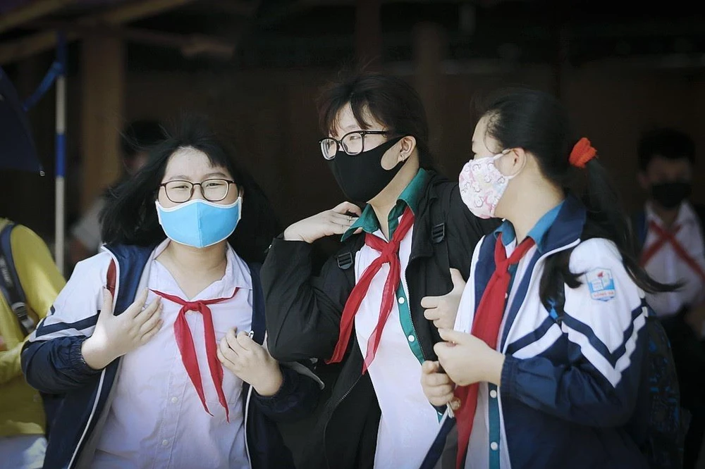 Niềm vui của các em học sinh trường Trung học cơ sở Sông Đà (tỉnh Hòa Bình) trong ngày đi học trở lại. (Ảnh: Trọng Đạt/TTXVN)