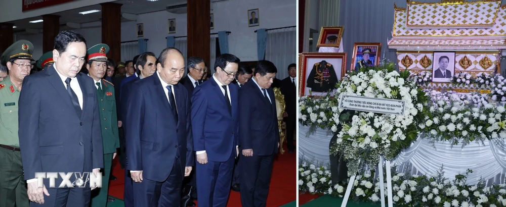 Thủ tướng Nguyễn Xuân Phúc viếng nguyên Thủ tướng Lào Sisavath Keobounphan. (Ảnh: Thống Nhất/TTXVN) 