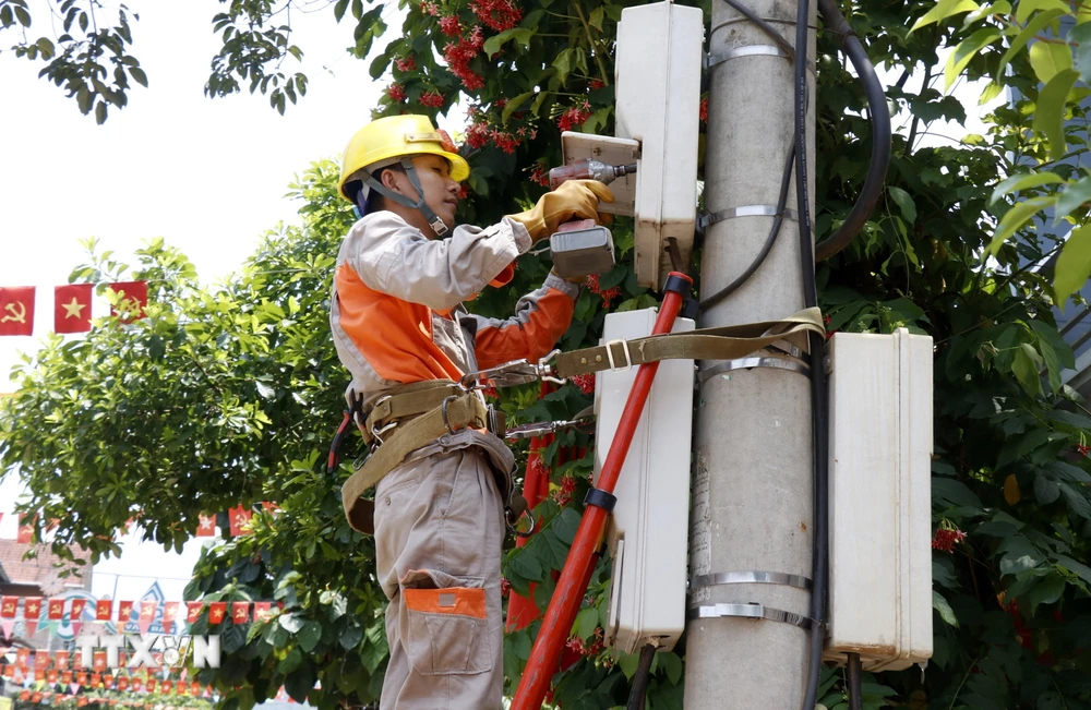 Công nhân Điện lực huyện Văn Bàn (Lào Cai) sửa chữa điện trên địa bàn thị trấn Khánh Yên. (Ảnh: Quốc Khánh/TTXVN)