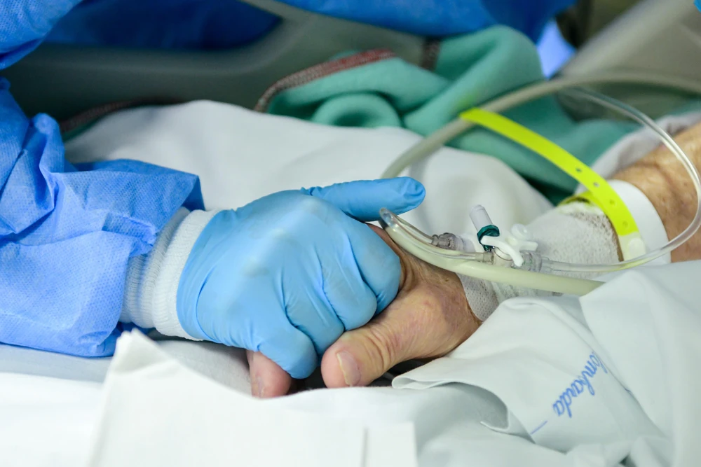 Nhân viên y tế chăm sóc bệnh nhân COVID-19 tại bệnh viện ở Bergamo, Italy ngày 3/4/2020. (Nguồn: AFP/ TTXVN)
