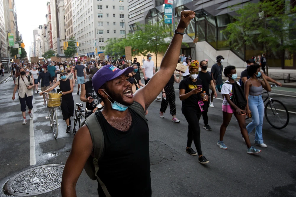 Người dân tham gia biểu tình phản đối phân biệt chủng tộc tại New York, Mỹ, ngày 6/6/2020. (Nguồn: THX/TTXVN)