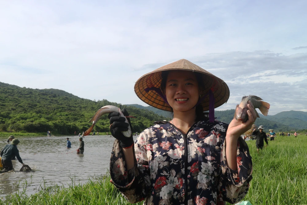 Lễ hội đánh cá Đồng Hoa thu hút sự tham gia của người dân. (Ảnh: Hoàng Ngà/TTXVN)