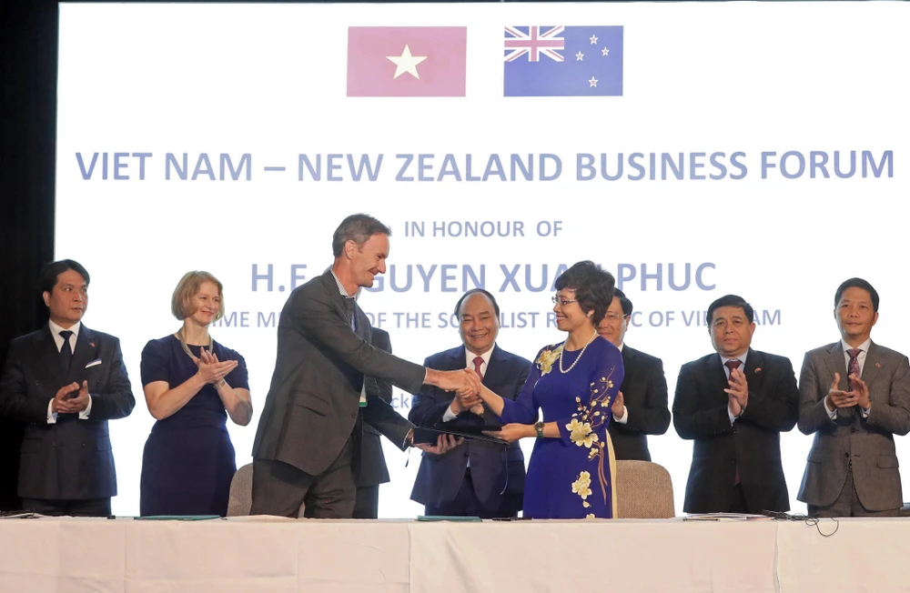 Thủ tướng Nguyễn Xuân Phúc chứng kiến lễ ký biên bản hợp tác giữa doanh nghiệp hai nước, tại Diễn đàn Doanh nghiệp Việt Nam-New Zealand, ngày 13/3/2018, trong chuyến thăm chính thức New Zealand. (Ảnh: Thống Nhất/TTXVN)
