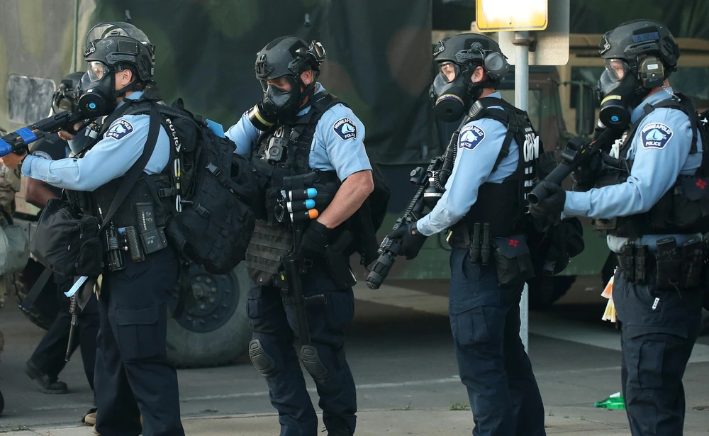Cảnh sát chuẩn bị bắn hơi cay trong một cuộc biểu tình tại Minneapolis, Minnesota. (Nguồn: Getty Images)
