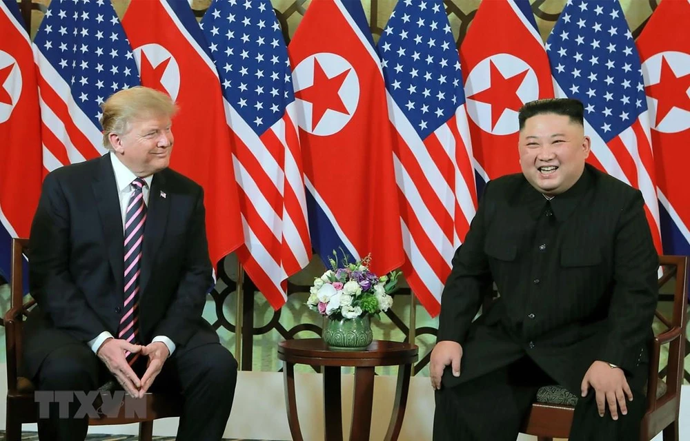 Tổng thống Mỹ Donald Trump (trái) và Chủ tịch Triều Tiên Kim Jong-un trong cuộc gặp đầu tiên tại Hội nghị thượng đỉnh Mỹ-Triều lần thứ hai ở Hà Nội ngày 27/2/2019. (Ảnh: AFP/TTXVN)