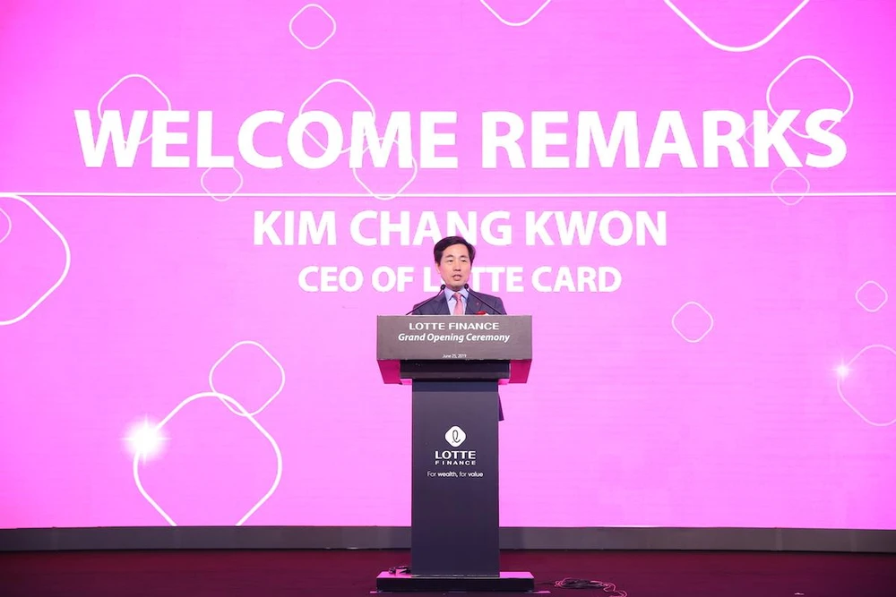 Ông Kim Chang Kwon, Tổng Giám đốc LOTTE Card, công ty mẹ của LOTTE Finance phát biểu tại buổi ra mắt ngày 25/6. (Ảnh: CTV/Vietnam+)