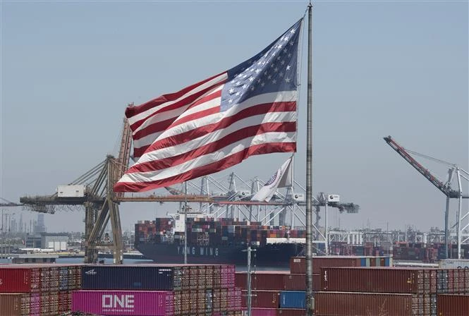 Tàu chở hàng hóa từ các nước châu Á cập cảng Long Beach, bang California (Mỹ) ngày 1/8/2019. (Ảnh: AFP/TTXVN)