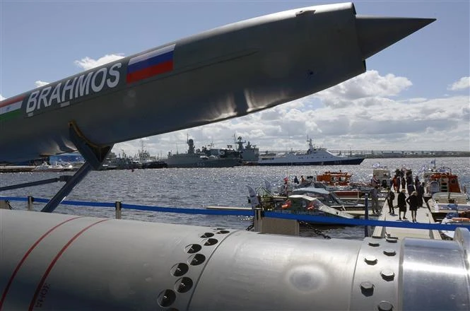 Tên lửa siêu thanh Brahmos được trưng bày tại Triển lãm quốc phòng hàng hải quốc tế ở Saint Petersburg, Nga, ngày 28/6/2017. (Nguồn: AFP/ TTXVN)