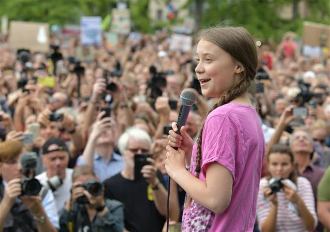 Nữ sinh người Thụy Điển Greta Thunberg phát biểu tại sự kiện "Những ngày Thứ Sáu vì tương lai" ở thủ đô Berlin, Đức, ngày 17/7. (Nguồn: AFP/TTXVN)