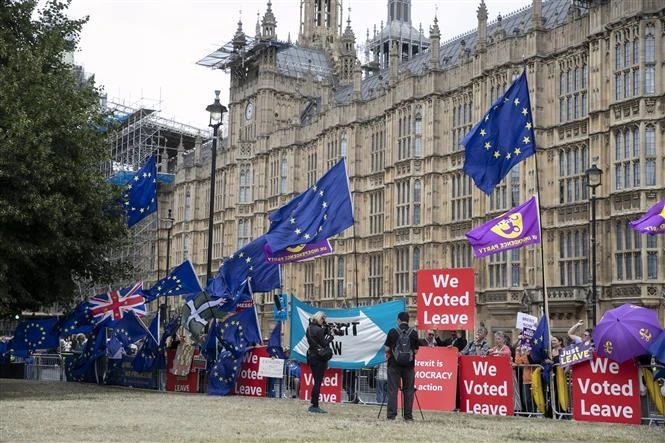 Người biểu tình Anh tuần hành về vấn đề Brexit bên ngoài Hạ viện ở thủ đô London, ngày 3/9/2019. (Nguồn: THX/TTXVN)