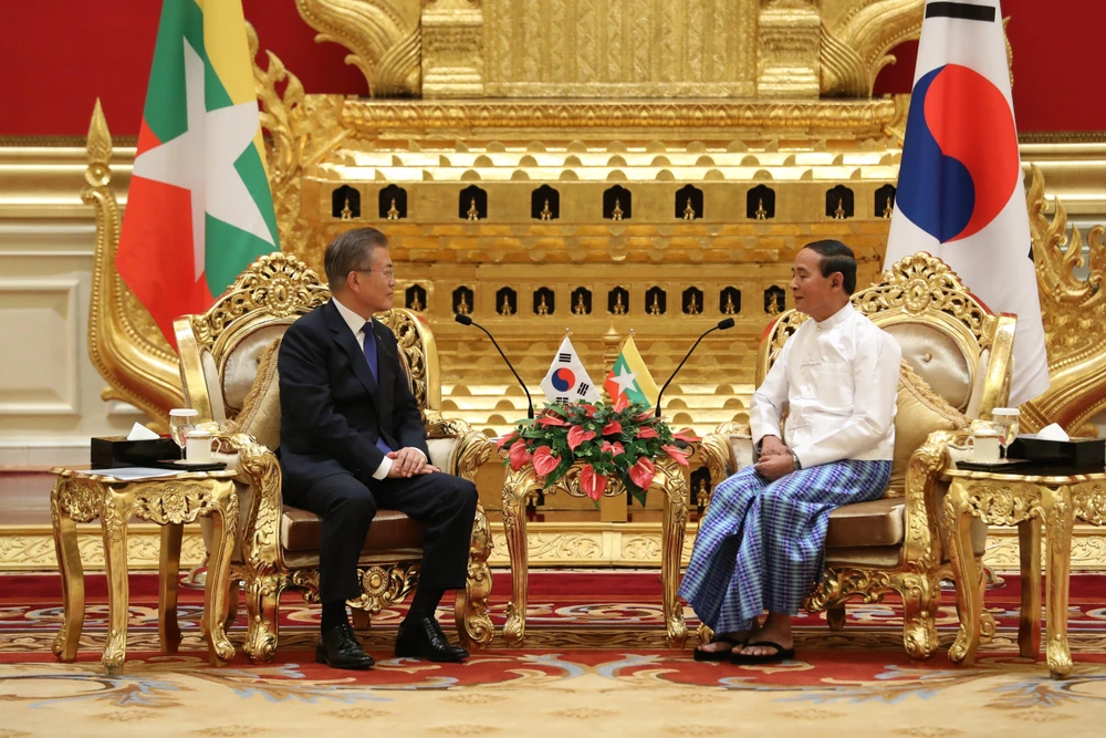 Tổng thống Hàn Quốc Moon Jae-in (trái) trong cuộc gặp với Tổng thống Myanmar Win Myint tại Naypyitaw, Myanmar, ngày 3/9. (Nguồn: YONHAP/TTXVN)
