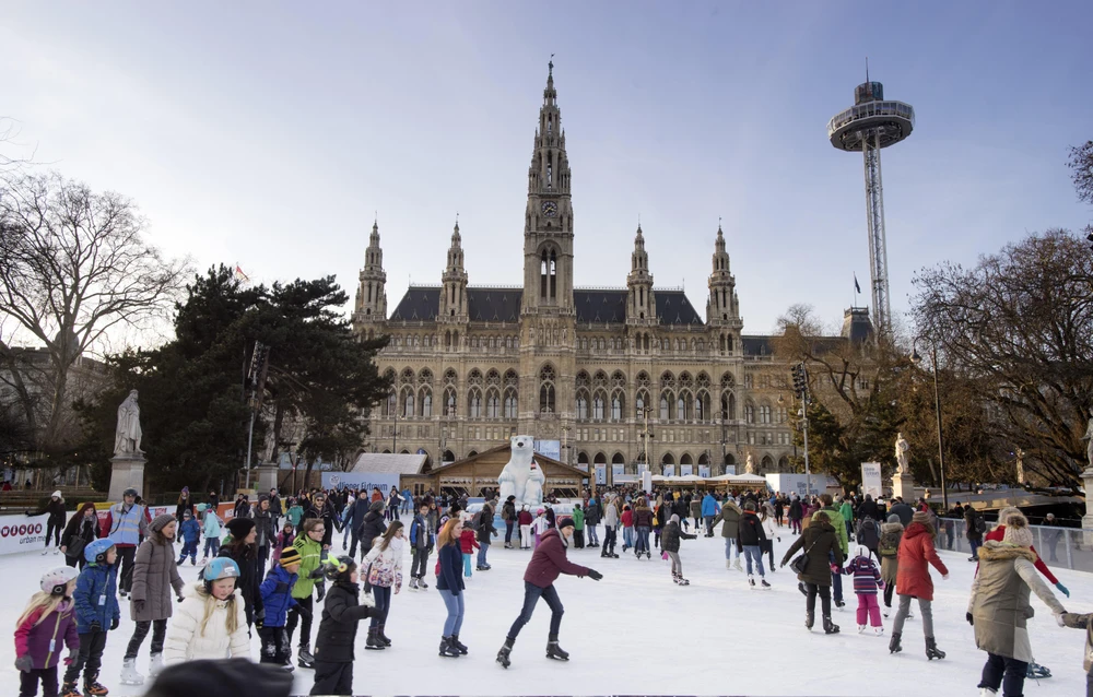 Người dân trượt băng tại quảng trường phía trước Tòa thị chính Vienna, Áo. (Nguồn: AFP/ TTXVN)