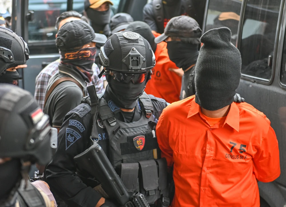 Trong ảnh: Cảnh sát bắt giữ các nghi can khủng bố tại Jakarta, Indonesia ngày 17/5/2019. (Nguồn: AFP/TTXVN)