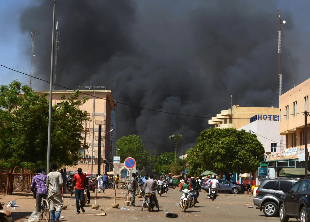 Trong ảnh: Khói bốc lên sau một vụ tấn công ở thủ đô Ouagadougou, Burkina Faso. (Nguồn: AFP/TTXVN)