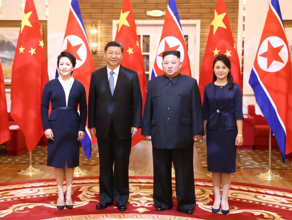 Trong ảnh: Nhà lãnh đạo Triều Tiên Kim Jong-un (thứ 2, phải) cùng phu nhân chụp ảnh chung với Chủ tịch Trung Quốc Tập Cận Bình (thứ 2, trái) cùng phu nhân đang ở thăm Bình Nhưỡng ngày 20/6/2019. (Nguồn: THX/TTXVN)
