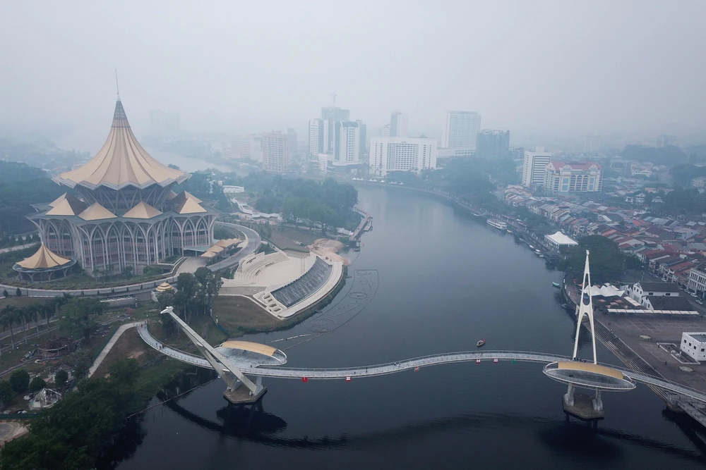 Trong ảnh: Khói mù bao trùm thủ phủ Kuching, bang Sarawak thuộc đảo Borneo, Malaysia ngày 9/9/2019. (Nguồn: AFP/TTXVN)