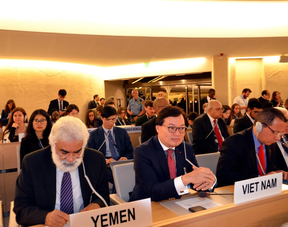 Đại sứ Dương Chí Dũng dẫn đầu đoàn Việt Nam tham dự Khóa họp thứ 42 Hội đồng Nhân quyền Liên hợp quốc tại Geneva. (Ảnh: Tố Uyên - TTXVN/Vietnam+) 
