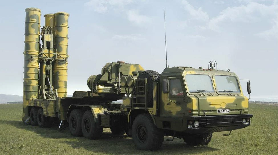 Tổ hợp tên lửa phòng không S-400 của quân đội Nga. (Nguồn: Zee News)