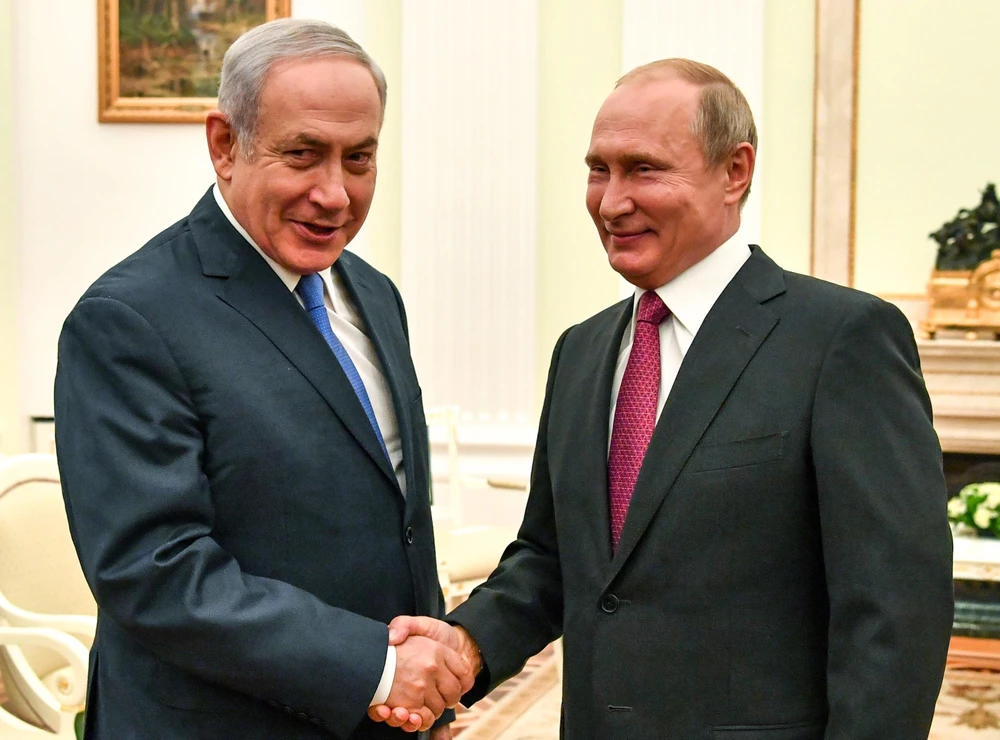 Trong ảnh: (tư liệu) Tổng thống Nga Vladimir Putin (phải) và Thủ tướng Israel Benjamin Netanyahu (trái) tại cuộc gặp ở Moskva, Nga, ngày 11/7/2018. (Nguồn: AFP/TTXVN)