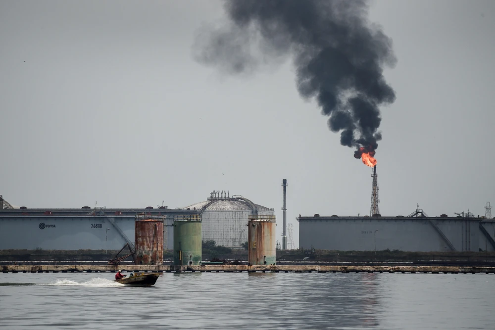 Trong ảnh: Một cơ sở khai thác dầu ở Maracaibo, Venezuela. (Nguồn: AFP/TTXVN)