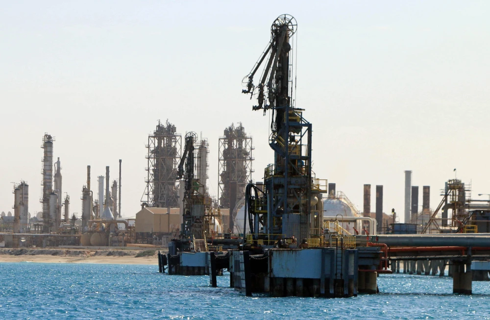 Trong ảnh: Một cơ sở khai thác dầu tại thị trấn al-Buraqah, Libya. (Nguồn: AFP/TTXVN)