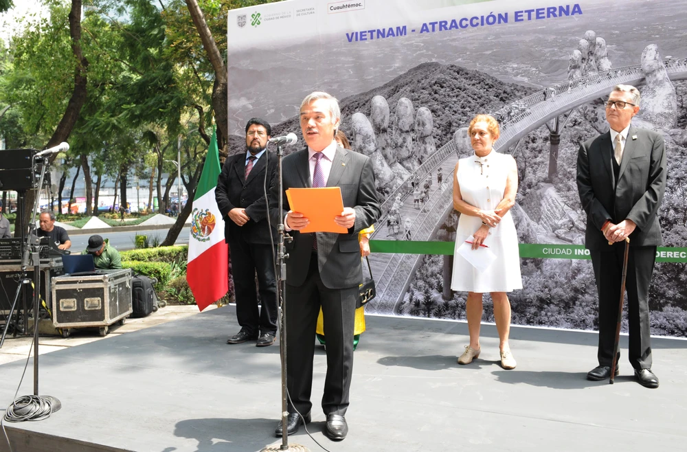 Đại sứ Việt Nam tại Mexico Nguyễn Hoài Dương phát biểu tại triển lãm. (Ảnh: Việt Hùng/Vietnam+)
