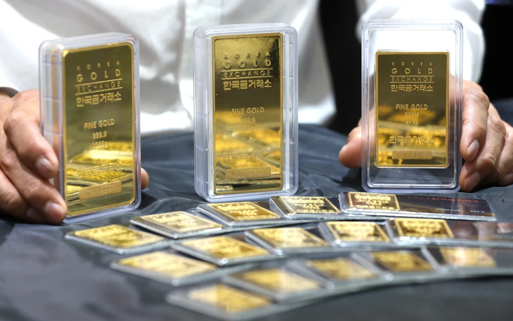 Trong ảnh: Vàng miếng được trưng bày tại sàn giao dịch ở Seoul, Hàn Quốc. (Nguồn: Yonhap/TTXVN)