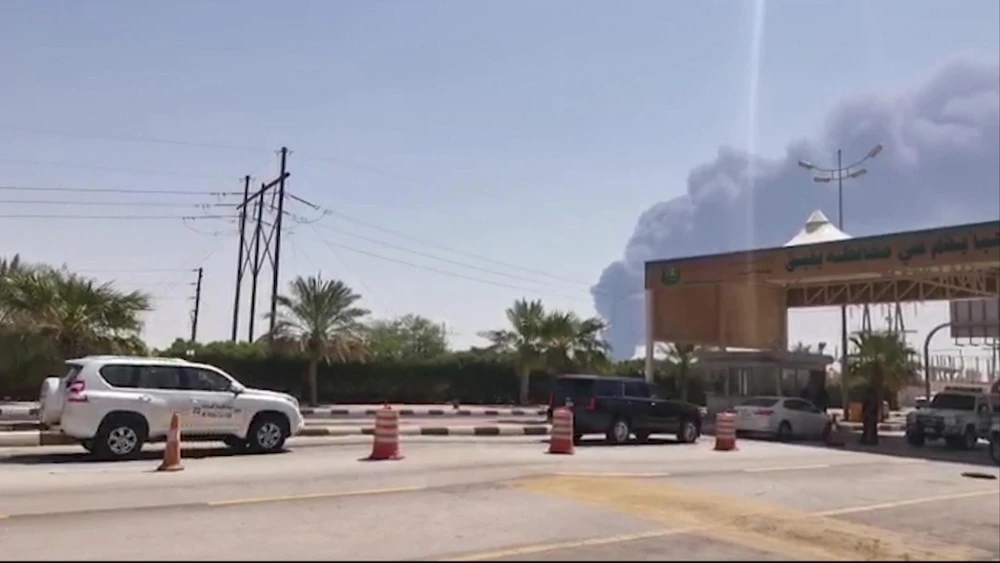 Trong ảnh: Khói bốc lên từ cơ sở lọc dầu của Aramco ở Abqaiq, Saudi Arabia, sau vụ tấn công ngày 14/9/2019. (Nguồn: AFP/TTXVN)