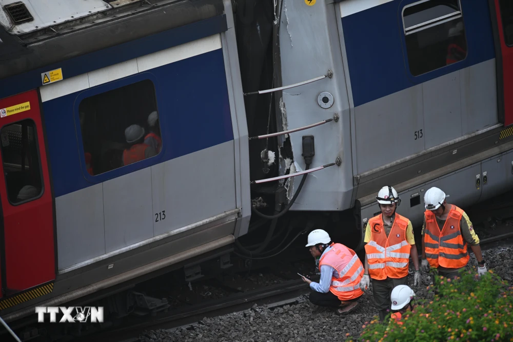 Trong ảnh: Nhân viên cứu hộ làm nhiệm vụ tại hiện trường vụ tai nạn trật bánh tàu điện ngầm (MTR) tại ga Hung Hom, Hong Kong, Trung Quốc, ngày 17/9. (Nguồn: AFP/TTXVN)