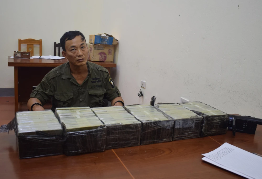 Trong ảnh: Đối tượng Lê Hồng Phong cùng số heroin bị bắt giữ. (Nguồn: TTXVN/Vietnam+)