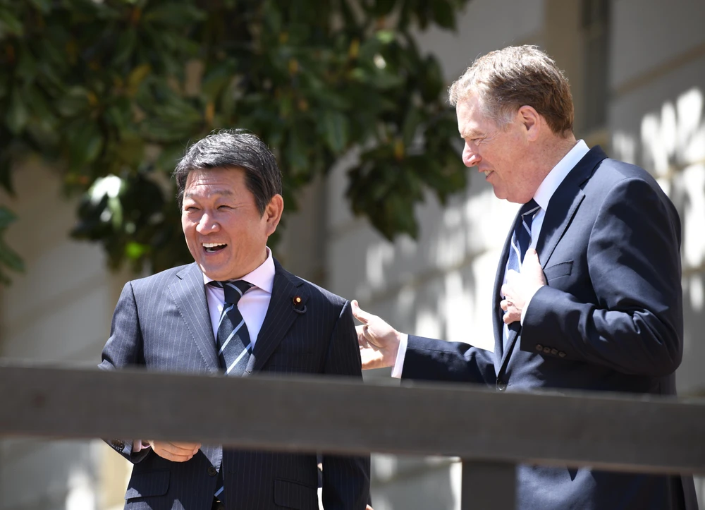 Tân ngoại trưởng Nhật Bản Toshimitsu Motegi (trái) có cuộc điện đàm đầu tiên với người đồng cấp Mỹ Mike Pompeo. (Nguồn: THX/TTXVN)