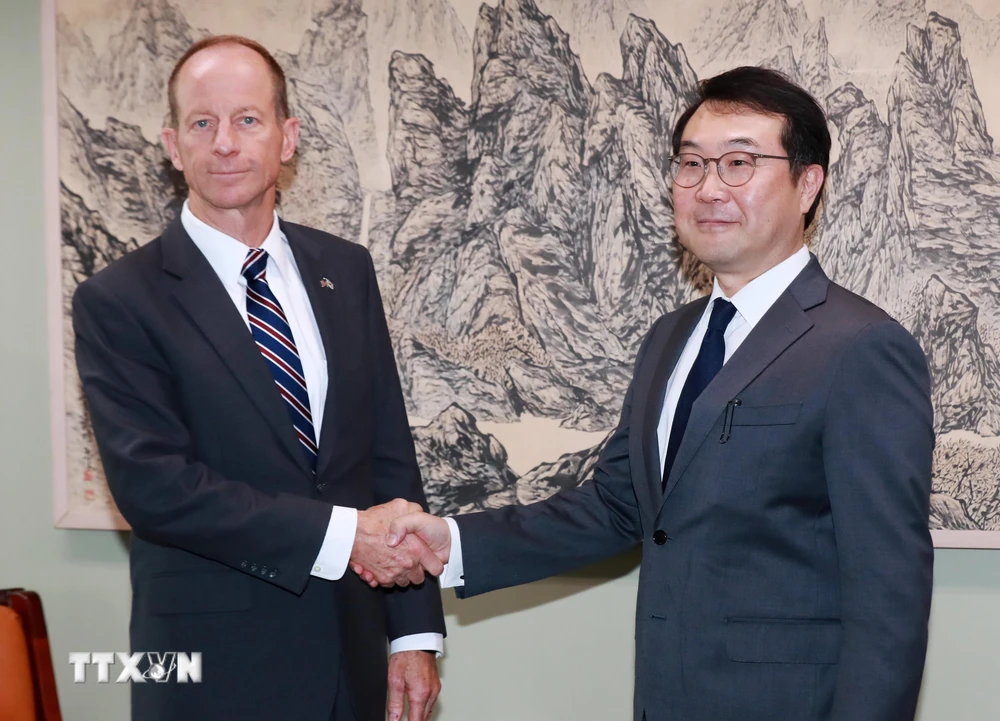 Trợ lý Ngoại trưởng Mỹ phụ trách khu vực Đông Á và Thái Bình Dương David Stilwell (trái). (Nguồn: Yonhap/TTXVN)