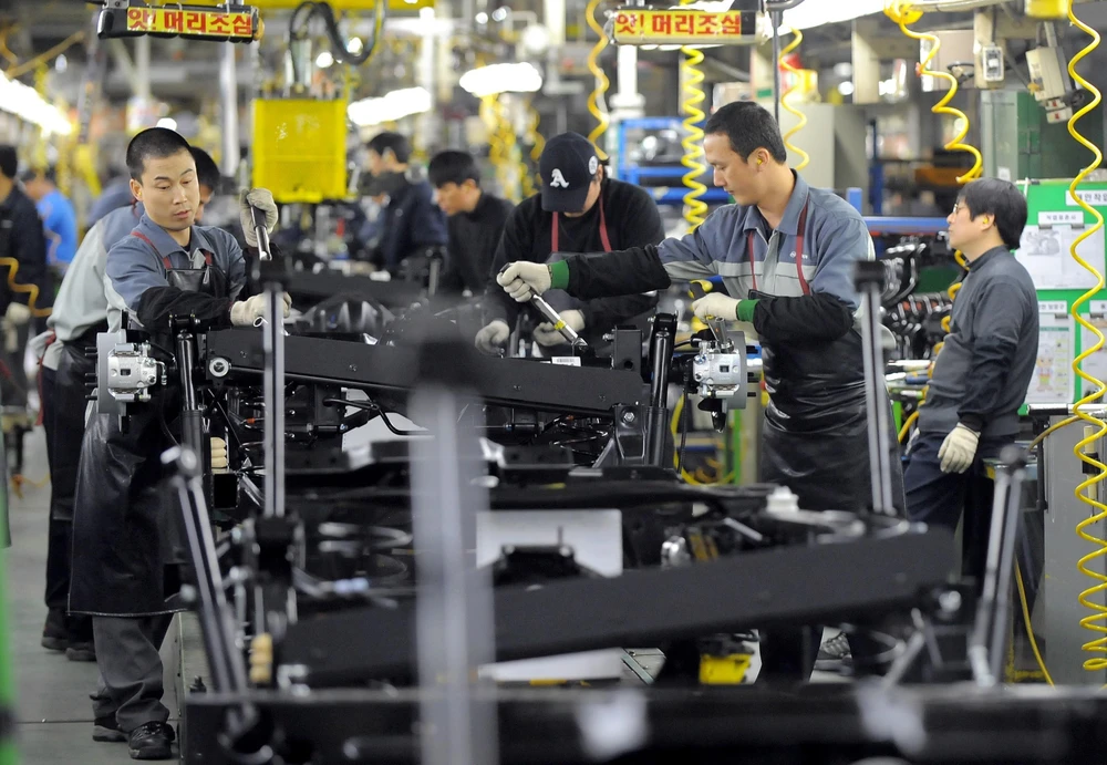 Công nhân làm việc tại một nhà máy sản xuất ô tô ở Pyeongtaek, Hàn Quốc. (Nguồn: AFP/TTXVN)