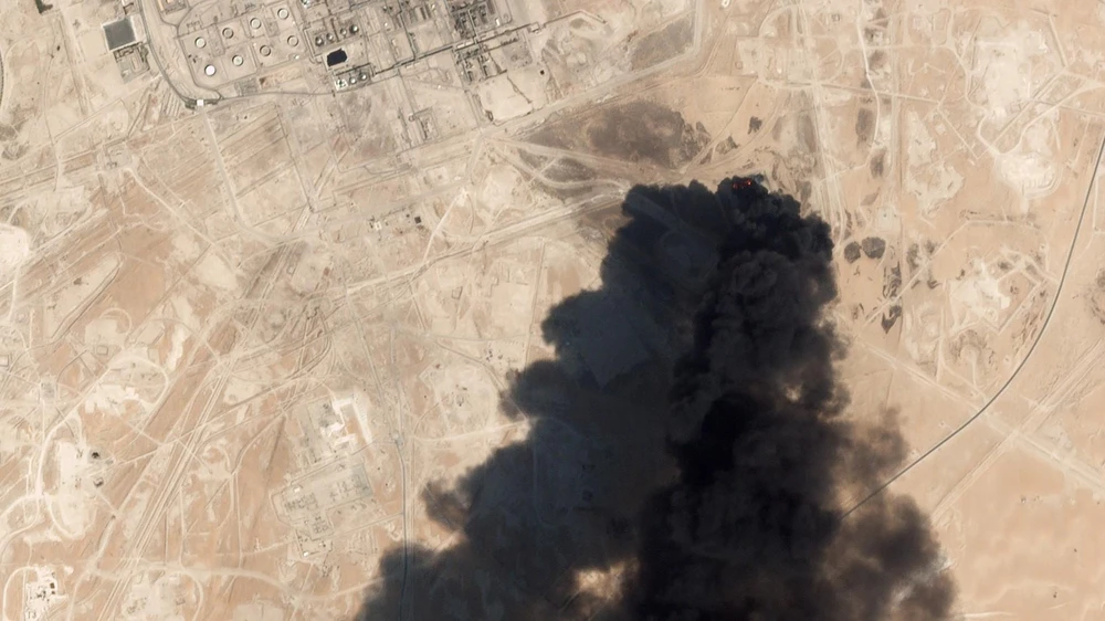 Trong ảnh (hình ảnh phát qua vệ tinh): Cơ sở hạ tầng một nhà máy lọc dầu của Saudi Arabia ở Abqaig bị phá hủy sau vụ tấn công bằng máy bay không người lái, ngày 14/9/2019. (Nguồn: AFP/TTXVN)