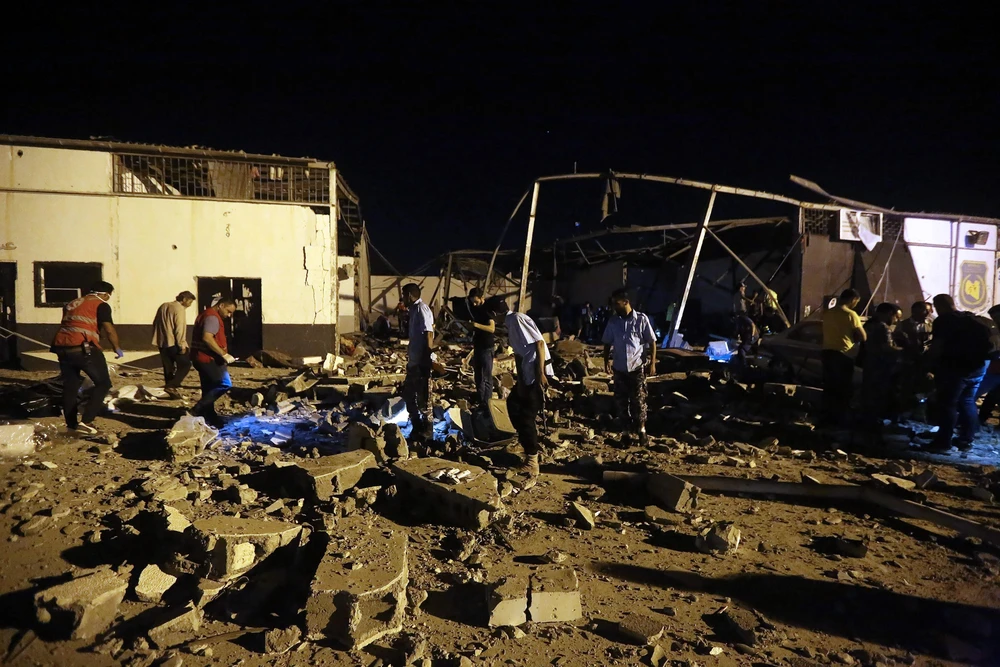 Hiện trường một vụ tấn công nhằm vào một trung tâm dành cho người tị nạn ở gần thủ đô Tripoli, Lybia, ngày 3/7. (Nguồn: AFP/TTXVN)