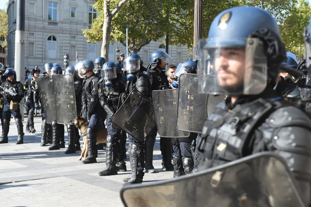Cảnh sát Pháp triển khai để ngăn chặn những người biểu tình của phong trào "Áo vàng" quá khích tại thủ đô Paris ngày 21/9. (Nguồn: AFP/TTXVN)
