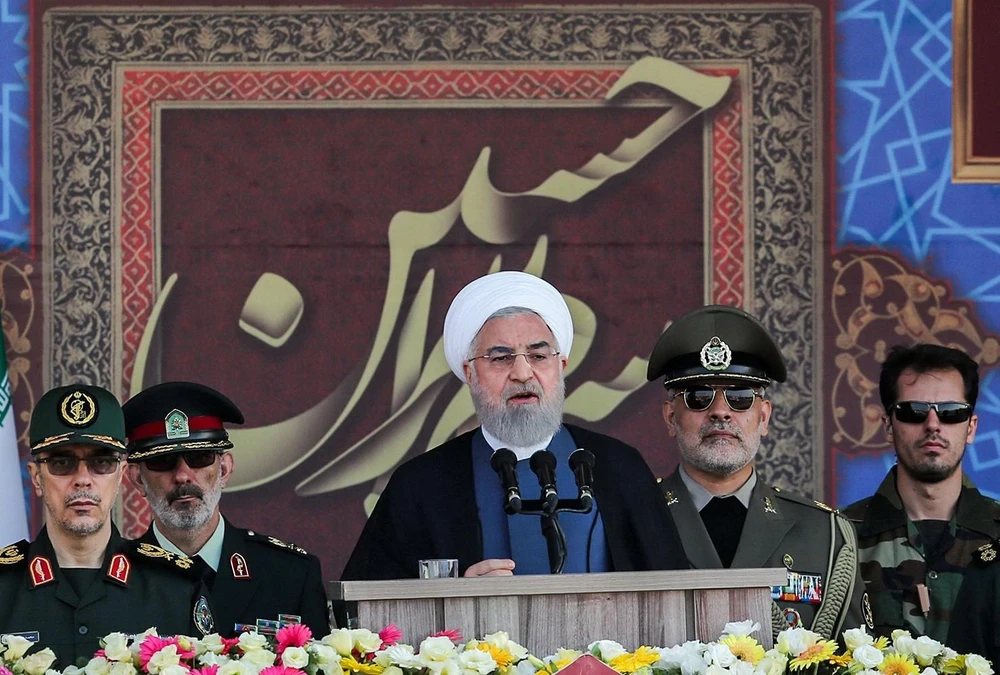 Trong ảnh: Tổng thống Iran Hassan Rouhani (giữa) phát biểu tại lễ diễu binh kỷ niệm cuộc chiến tranh Iran - Iraq, tại Tehran ngày 22/9/2019. (Nguồn: AFP/TTXVN)