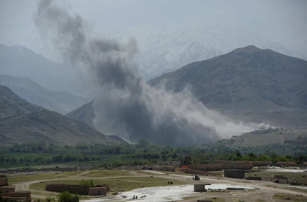 Trong ảnh (tư liệu): Khói bốc lên sau một cuộc không kích nhằm vào vị trí của IS tại tỉnh Nangarhar, Afghanistan. (Nguồn: AFP/TTXVN)