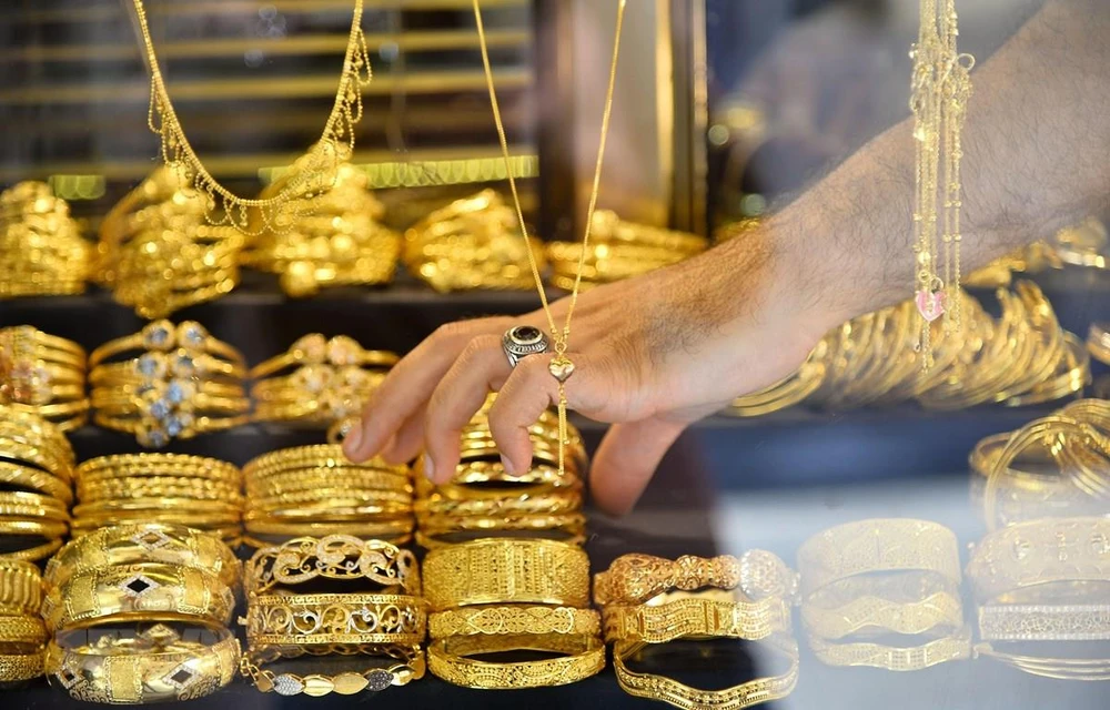 Trong ảnh: Các sản phẩm thủ công chế tác từ vàng được bày bán tại một khu chợ ở thành phố Gaza ngày 8/7/2019. (Nguồn: THX/TTXVN)