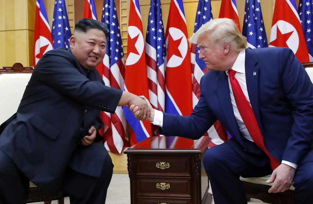 Trong ảnh (tư liệu): Tổng thống Mỹ Donald Trump (phải) và nhà lãnh đạo Triều Tiên Kim Jong-un (trái) trong cuộc gặp tại làng đình chiến Panmunjom, khu biên giới liên Triều ngày 30/6/2019. (Nguồn: THX/TTXVN)
