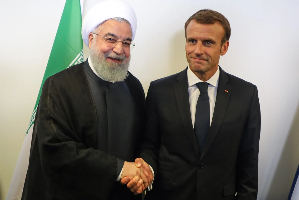 Trong ảnh: (tư liệu) Tổng thống Iran Hassan Rouhani (trái) và Tổng thống Pháp Emmanuel Macron (phải) tại cuộc gặp ở New York, Mỹ, ngày 25/9/2018. (Nguồn: AFP/TTXVN)