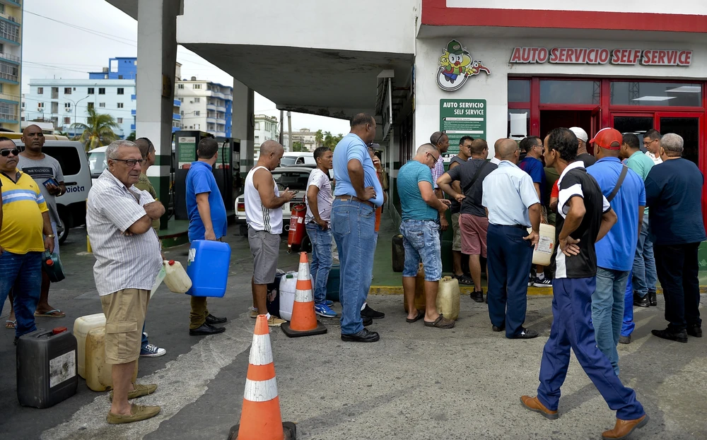 Trong ảnh: Người dân xếp hàng mua xặng tại thủ đô La Habana, Cuba, ngày 12/9. (Nguồn: AFP/TTXVN)